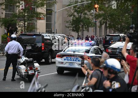 New York, USA. August 2020. Präsident Donald J. Trumps Autokolonne verlässt am 14. August 2020 das New York-Presbyterian/Weill Cornell Medical Center in New York, NY. Präsident Trump besuchte seinen Bruder Robert Trump, der mit einer schweren Krankheit eingestanden wurde. (Foto: Anthoyn Behar/Sipa USA) Quelle: SIPA USA/Alamy Live News Stockfoto