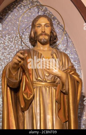 BARCELONA, SPANIEN - 2. MÄRZ 2020: Die geschnitzte polychrome Statue des Herzens Jesu in der Kirche Santuario Nuestra Senora del Sagrado Corazon aus dem Jahr 20. Stockfoto