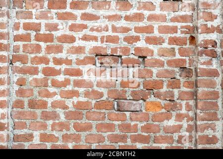 Textur alte ruinierte rote Ziegelmauer Stockfoto