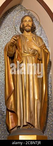 BARCELONA, SPANIEN - 2. MÄRZ 2020: Die geschnitzte polychrome Statue des Herzens Jesu in der Kirche Santuario Nuestra Senora del Sagrado Corazon aus dem Jahr 20. Stockfoto