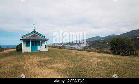 Blick auf die Einsiedelei von La Regalina in Cadavedo, Asturien, Spanien Stockfoto