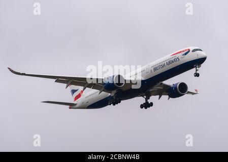 British Airways Airbus A350 Jet-Linienflugzeug G-XWBA landete am Flughafen London Heathrow, Großbritannien, während der COVID-19 Coronavirus-Pandemie. Stockfoto