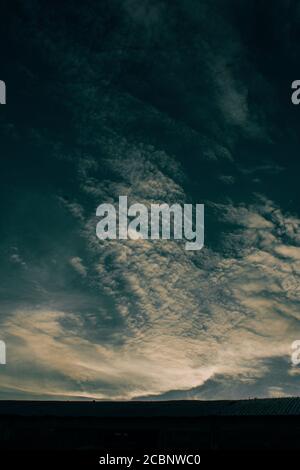 Vertikale Low-Angle-Aufnahme der schönen Wolken in der Himmel Stockfoto