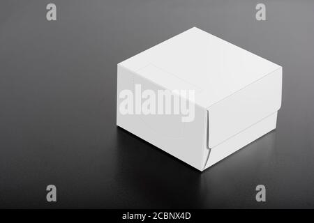 Kubische Tissue Box auf schwarzem Hintergrund, editierbare Mock-up-Serie bereit für Ihr Design, Auswahlpfad enthalten. Stockfoto