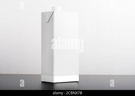 Frisches 1 Liter fettarmes Milchpaket auf dem Tisch, bearbeitbare Modellreihe für Ihr Design, Auswahlpfad inklusive. Stockfoto