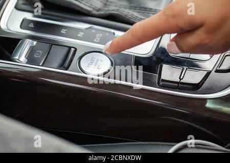 Nahaufnahme der Frau drücken Taste Start Motor Auto Stockfoto