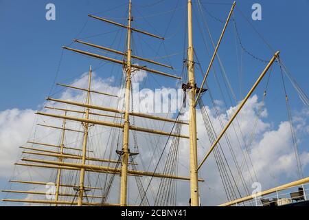 Ansicht von unten der Hauptmast von ist die größte Brigantine der Welt, im Hafen Stockfoto