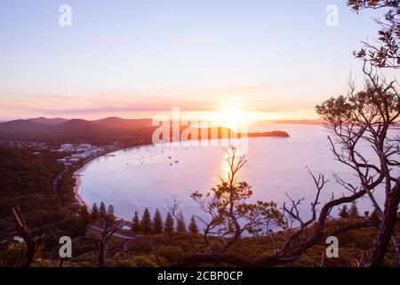 Wunderschöner Sonnenuntergang über der Shoal Bay, Australien Stockfoto