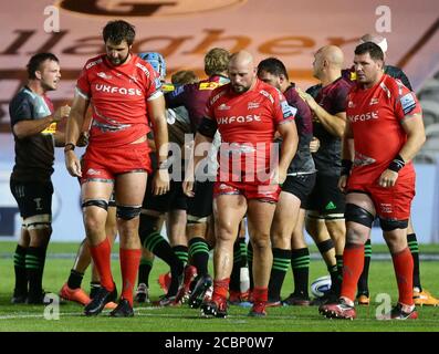 LONDON, ENGLAND - 14. AUGUST 2020 Jake Cooper-Woolley von Sale Sharks schauen dejected, während die Harlekins Mannschaft während des Gallagher Premiership Matches zwischen Harlekins und Sale Sharks in Twickenham Stoop, London feiert. (Kredit: Jacques Feeney) Gutschrift: MI Nachrichten & Sport /Alamy Live Nachrichten Stockfoto