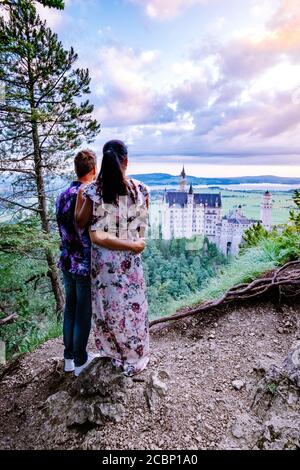 Zwei Männer und Frauen besuchen Schloss Neuschwanstein. Schöner Blick auf das weltberühmte Schloss Neuschwanstein, das romanische Revival aus dem 19. Jahrhundert Stockfoto