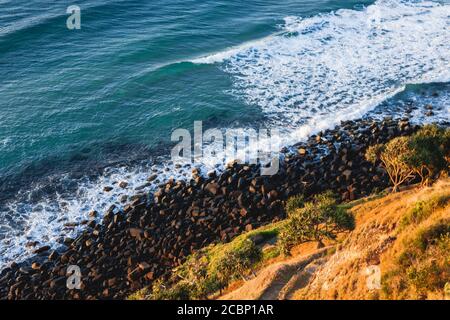 Oceran Wellen brechen auf dem felsigen Strand Stockfoto