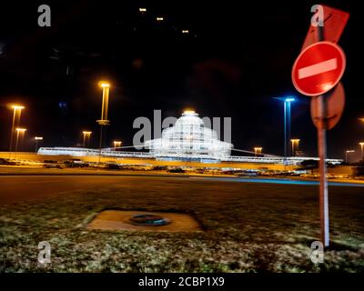 Baku, Azeribaijan - 29. Apr 2019: Unscharfe Sicht auf den Heydar Aliyev International Airport Stockfoto