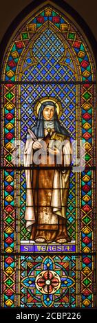 BARCELONA, SPANIEN - 3. MÄRZ 2020: Die St. Therese von Avila auf der Glasmalerei in der Kirche Parroquia de la Mare de Deu de Nuria. Stockfoto