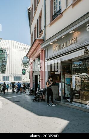 Straßburg, Frankreich - 30. Mai 2020: Französische Innenstadt mit Fußgängern am ersten Tag der Eröffnung des Cafe Poulaillon nach Coronavirus Covid -19 Pandemie Situation in Frankreich Stockfoto
