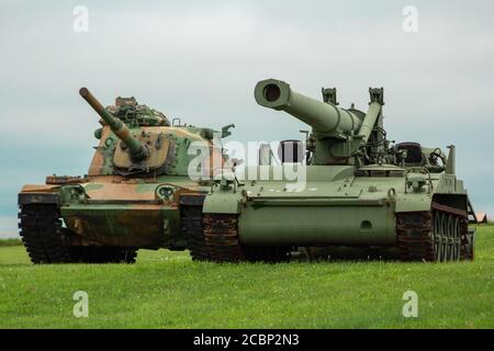 CONCORDIA KANSAS - 15. JULI 2020: Zwei pensionierte Tanks auf dem Blosser Municipal Airport-CNK aus für die Ausstellung Stockfoto