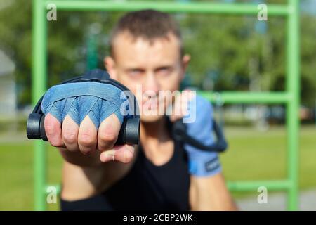 Ein Boxer macht Trainingseinheiten am Morgen auf dem Sportplatz Stockfoto