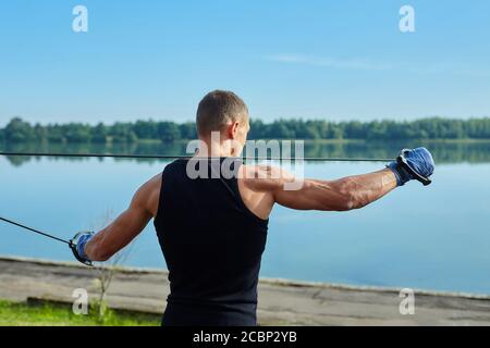 Ein Boxer macht Trainingseinheiten am Morgen auf dem Sportplatz Stockfoto