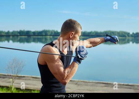 Ein Boxer macht Trainingseinheiten am Morgen auf dem Sportplatz Stockfoto