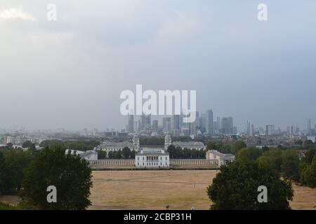 Blick auf Canary Wharf, Queen's House, Old Naval College, Maritime Museum, Greenwich Park, vom Royal Observatory, stürmischer Augusttag. Stockfoto