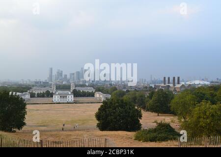 Blick auf Canary Wharf, Queen's House, Old Naval College, Maritime Museum, Greenwich Park, vom Royal Observatory, stürmischer Augusttag. Stockfoto