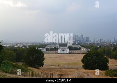 Blick auf Canary Wharf, Queen's House, Old Naval College, Maritime Museum, Greenwich Park, vom Royal Observatory, stürmischer Augusttag. Stockfoto