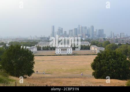 Blick auf Canary Wharf, Queen's House, Old Naval College, Maritime Museum, Greenwich Park, vom Royal Observatory, stürmischer Augusttag. Stockfoto