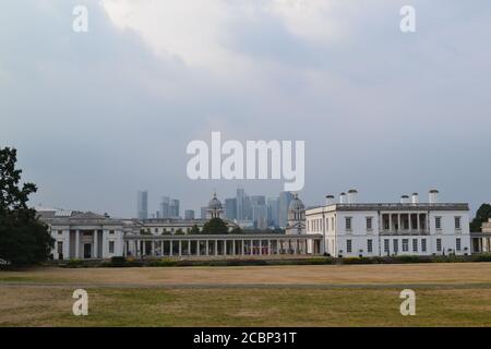 Blick auf Canary Wharf, Queen's House, Old Naval College, Maritime Museum, Greenwich Park, vom Royal Observatory, stürmischer Augusttag. Stockfoto