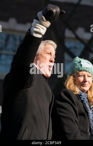 Seattle, USA - 5. Februar 2014: Pete Carroll und seine Frau früh am Tag während der Seahawks Heimkehr Parade auf der 4. Avenue nach der XLVIII Sup Stockfoto