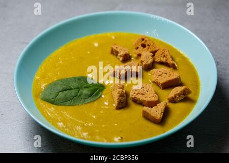 Kichererbsenpüree mit Crackern und Spinat Stockfoto