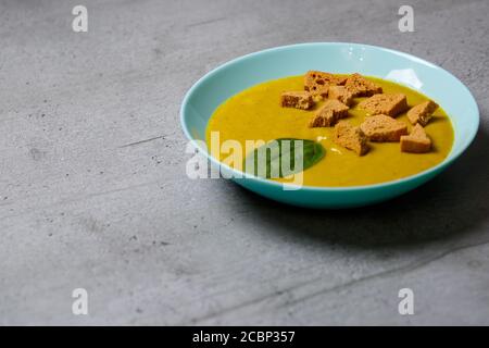 Kichererbsenpüree mit Crackern und Spinat Stockfoto