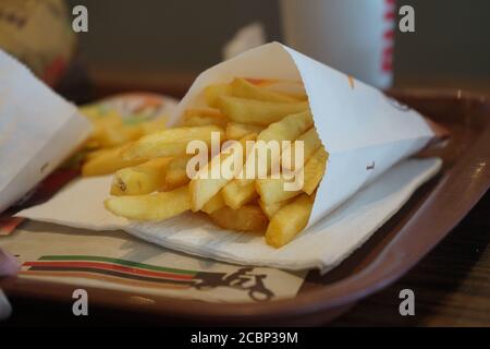 Pommes Frites und Cola im Café Stockfoto