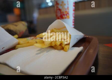 Pommes Frites und Cola im Café Stockfoto