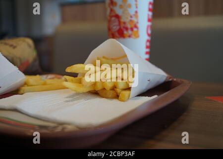 Pommes Frites und Cola im Café Stockfoto