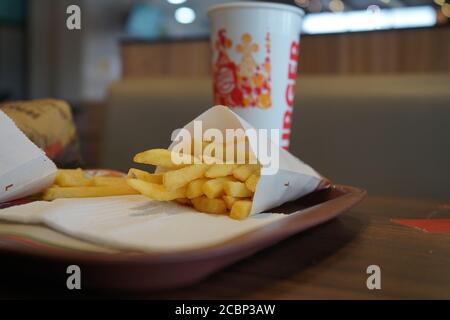 Pommes Frites und Cola im Café Stockfoto