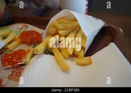 Pommes Frites und Cola im Café Stockfoto