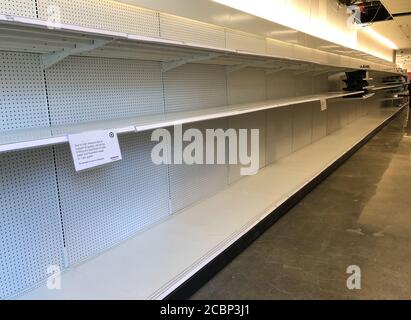 Seattle, USA – 25. März 2020: Spät am Tag leerer Toilettenpapiergang in Target City in Downtown seattle. Stockfoto