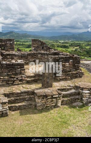 Eine Stele in den Ruinen der Maya-Stadt Tonina, in der Nähe von Ocosingo, Mexiko. Stockfoto