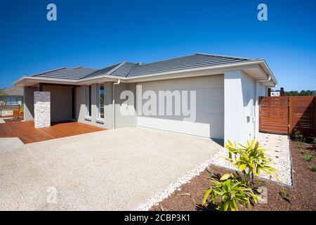Vorderansicht eines modernen Hauses mit Garage Stockfoto