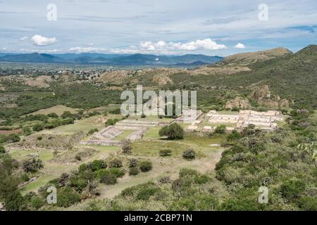 Der Blick von der Festung auf die Ruinen der Zapotec-Stadt Yagul im Tlacolula-Tal von Oaxaca, Mexiko. Stockfoto