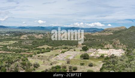 Der Blick von der Festung auf die Ruinen der Zapotec-Stadt Yagul im Tlacolula-Tal von Oaxaca, Mexiko. Stockfoto