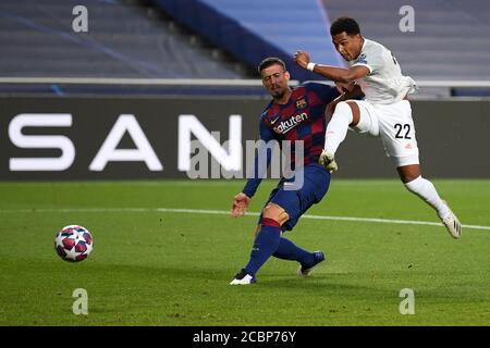 (200815) -- LISSABON, 15. August 2020 (Xinhua) -- Serge Gnabry (R) von Bayern München erzielt beim UEFA Champions League Viertelfinale 2019-2020 zwischen Bayern München und Barcelona in Lissabon, Portugal, 14. August 2020 das dritte Tor seiner Mannschaft. (UEFA/Handout über Xinhua) Stockfoto