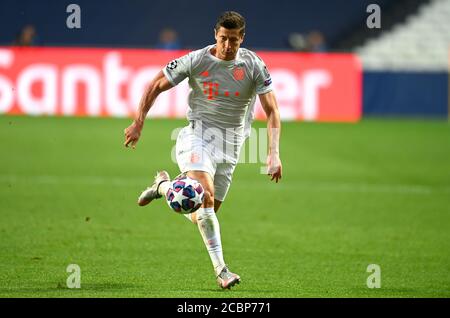 (200815) -- LISSABON, 15. August 2020 (Xinhua) -- Robert Lewandowski von Bayern München läuft mit dem Ball während des UEFA Champions League Viertelfinalspieles 2019-2020 zwischen Bayern München und Barcelona in Lissabon, Portugal, 14. August 2020. (UEFA/Handout über Xinhua) Stockfoto