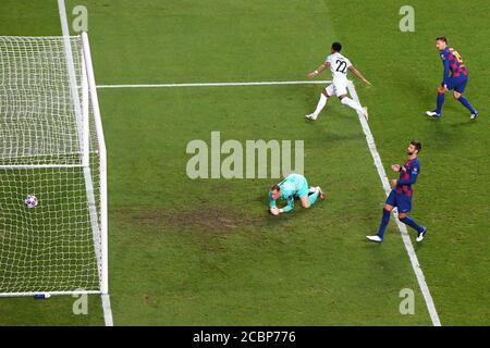 (200815) -- LISSABON, 15. August 2020 (Xinhua) -- Serge Gnabry (L, Spitze) von Bayern München feiert, nachdem er beim UEFA Champions League Viertelfinale 2019-2020 zwischen Bayern München und Barcelona in Lissabon, Portugal, 14. August 2020, das dritte Tor seines Teams erzielt hat. (UEFA/Handout über Xinhua) Stockfoto