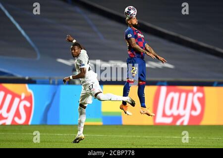 (200815) -- LISSABON, 15. August 2020 (Xinhua) -- Arturo Vidal (R) aus Barcelona gewinnt einen Kopfball von David Alaba aus Bayern München während des UEFA Champions League-Viertelfinalspiel 2019-2020 zwischen Bayern München und Barcelona in Lissabon, Portugal, 14. August 2020. (UEFA/Handout über Xinhua) Stockfoto