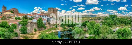 Panoramablick auf Puente del Congosto, Provinz Salamanca, Spanien. Stockfoto