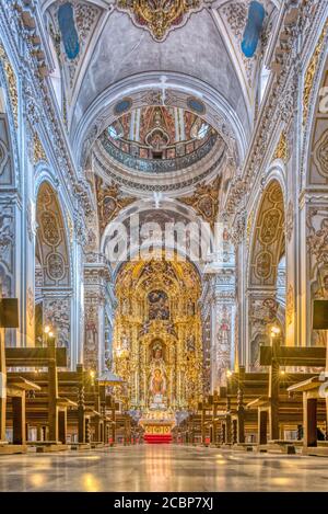 Kirchenschiff und Hochaltar, Magdalena Kirche, Sevilla, Spanien. Stockfoto