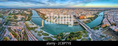 Luftaufnahme der Stadt Sevilla und des Guadalquivir Flusses, Spanien. Hochauflösendes Panorama. Stockfoto