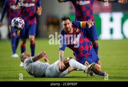 Lissabon, Lissabon, Portugal, 14. August 2020. Thiago (München), Lionel Messi (Barca) im Viertelfinale UEFA Champions League Finalturnier FC BAYERN MÜNCHEN - FC BARCELONA in der Saison 2019/2020, FCB, München, Barca © Peter Schatz / Alamy Live News / Pool - die UEFA-VORSCHRIFTEN VERBIETEN DIE VERWENDUNG VON FOTOS als BILDSEQUENZEN und/oder QUASI-VIDEO - Nationale und internationale Nachrichtenagenturen AUSSCHLIESSLICH zur redaktionellen Verwendung Stockfoto