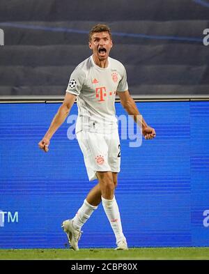 Lissabon, Lissabon, Portugal, 14. August 2020. Torjubel: Thomas Mueller (München) im Viertelfinale der UEFA Champions League Finalturnier FC BAYERN MÜNCHEN - FC BARCELONA in der Saison 2019/2020, FCB, München, Barca © Peter Schatz / Alamy Live News / Pool - die UEFA-VORSCHRIFTEN VERBIETEN DIE VERWENDUNG VON FOTOS als BILDSEQUENZEN und/oder QUASI-VIDEO - Nationale und internationale Nachrichtenagenturen AUSSCHLIESSLICH zur redaktionellen Verwendung Stockfoto