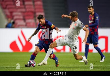 Lissabon, Lissabon, Portugal, 14. August 2020. Lionel Messi (Barca), Thomas Mueller (München) im Viertelfinale der UEFA Champions League Finalturnier FC BAYERN MÜNCHEN - FC BARCELONA in der Saison 2019/2020, FCB, München, Barca © Peter Schatz / Alamy Live News / Pool - die UEFA-VORSCHRIFTEN VERBIETEN DIE VERWENDUNG VON FOTOS als BILDSEQUENZEN und/oder QUASI-VIDEO - Nationale und internationale Nachrichtenagenturen AUSSCHLIESSLICH zur redaktionellen Verwendung Stockfoto